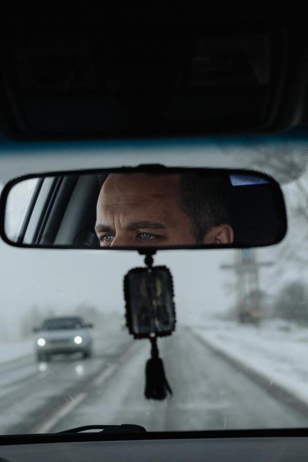 A visszapillantó tükör nem dísz – mégis sokan így használják